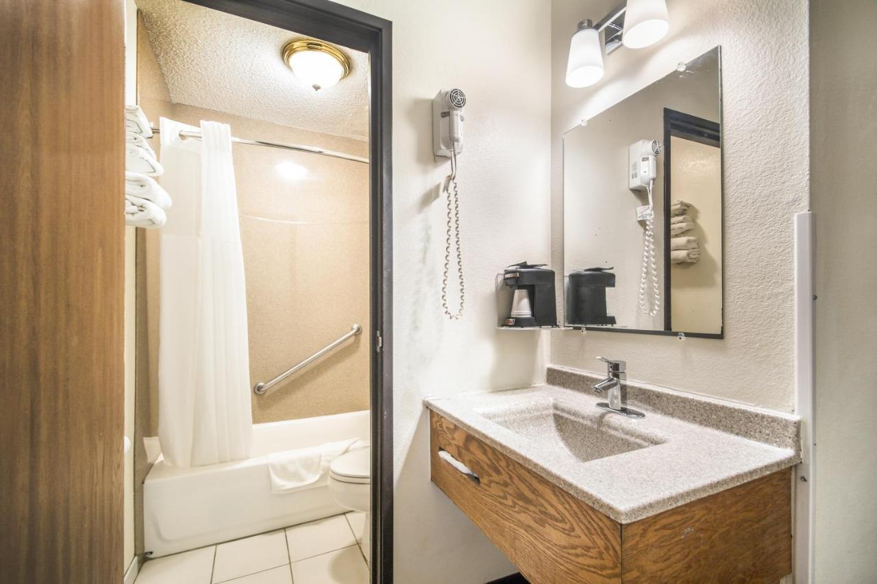 Americas Best Value Inn & Suites Harrisonville Exterior photo