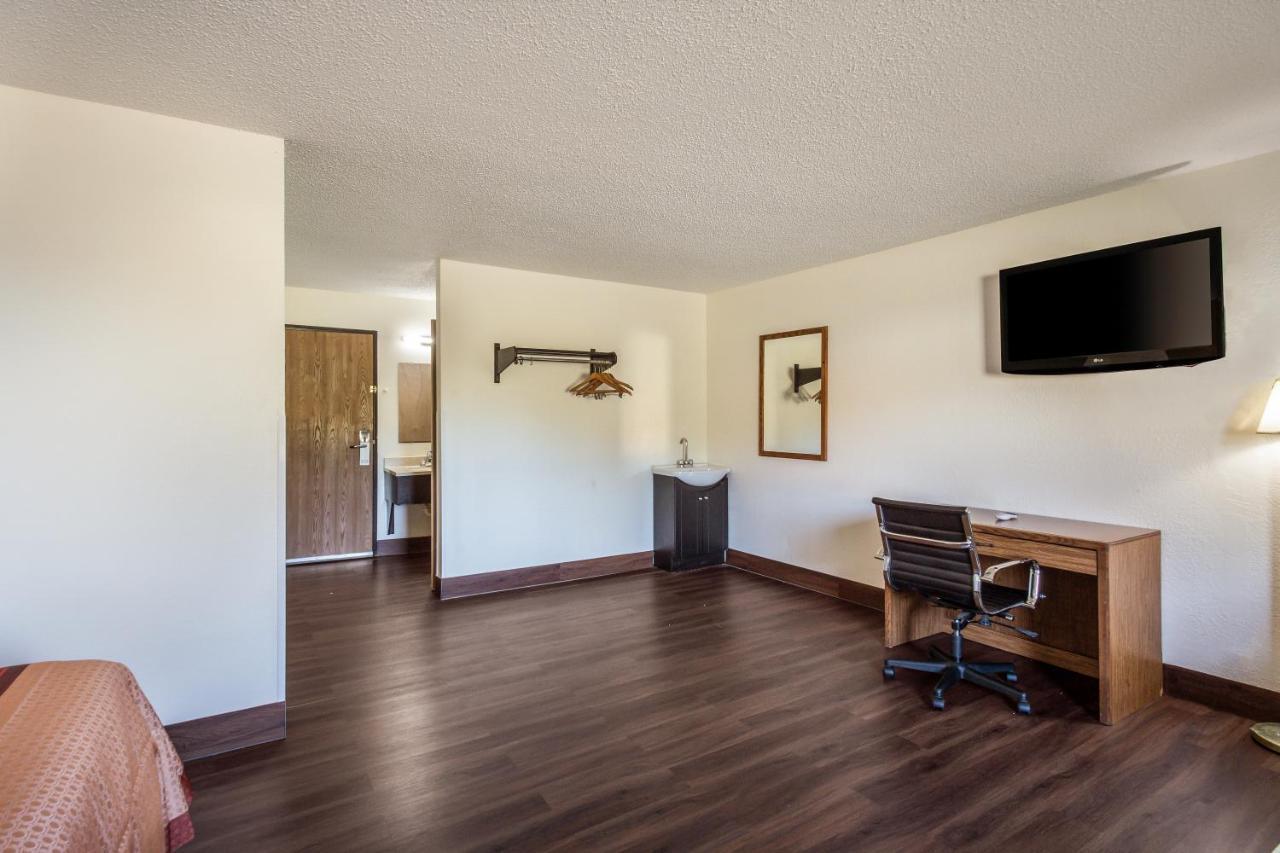 Americas Best Value Inn & Suites Harrisonville Exterior photo
