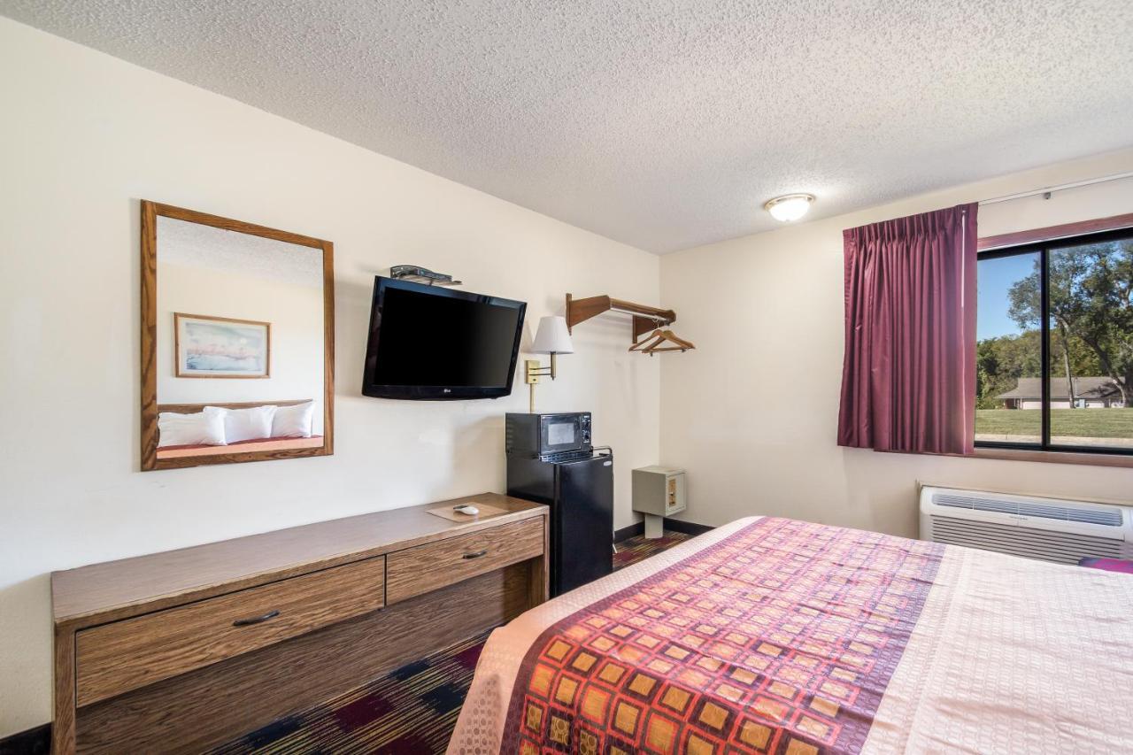 Americas Best Value Inn & Suites Harrisonville Exterior photo
