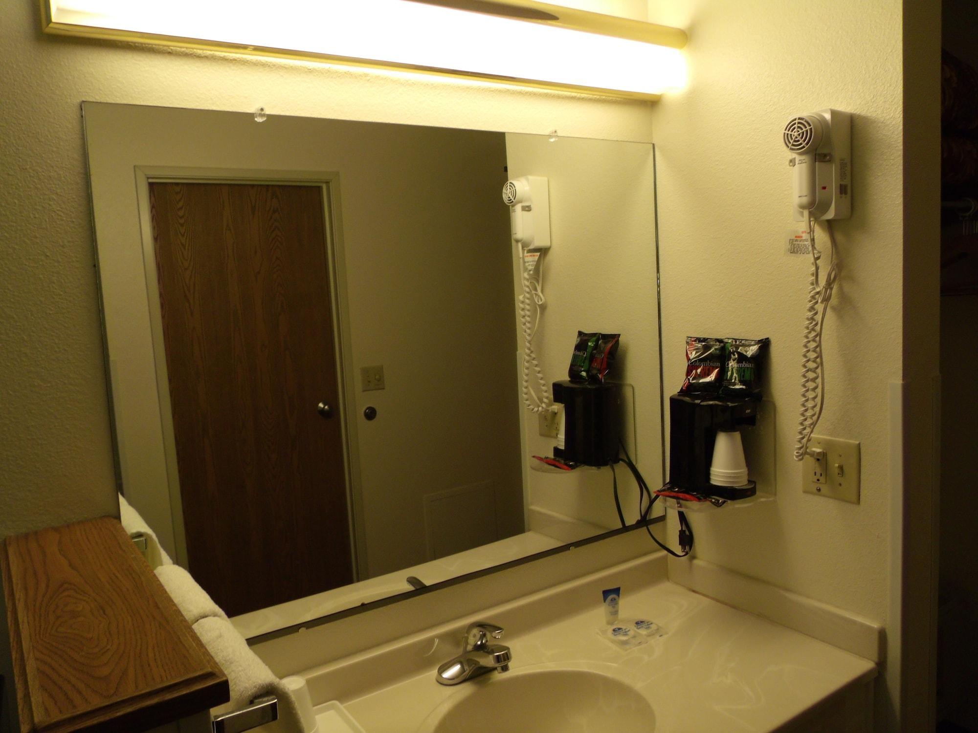 Americas Best Value Inn & Suites Harrisonville Exterior photo