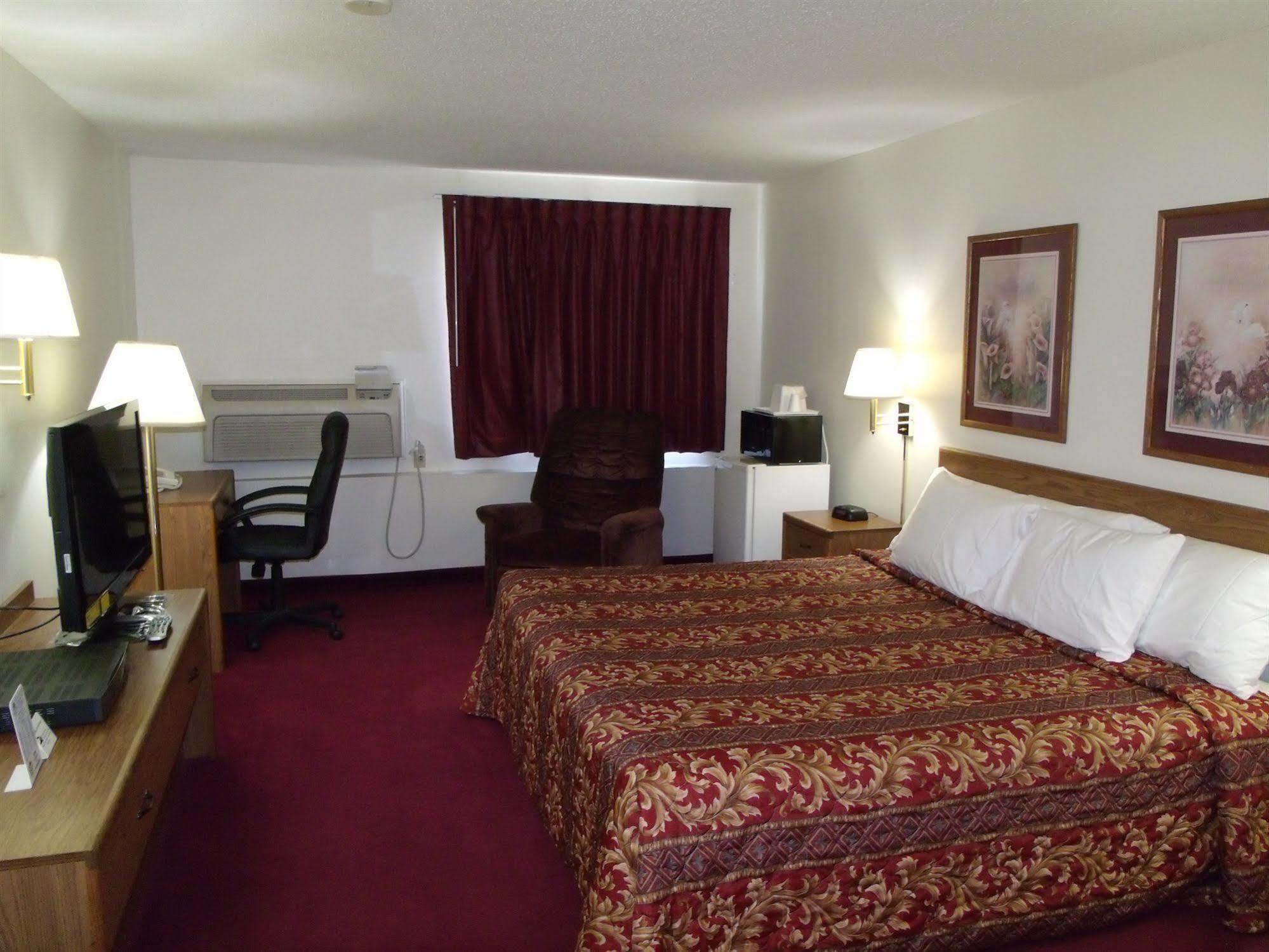 Americas Best Value Inn & Suites Harrisonville Room photo